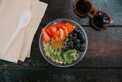 Acai bowl topped with strawberries, kiwi, bee pollen, and blueberries